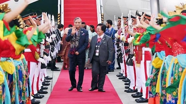 জাকার্তায় রাষ্ট্রপতিকে লাল গালিচা অভ্যর্থনা